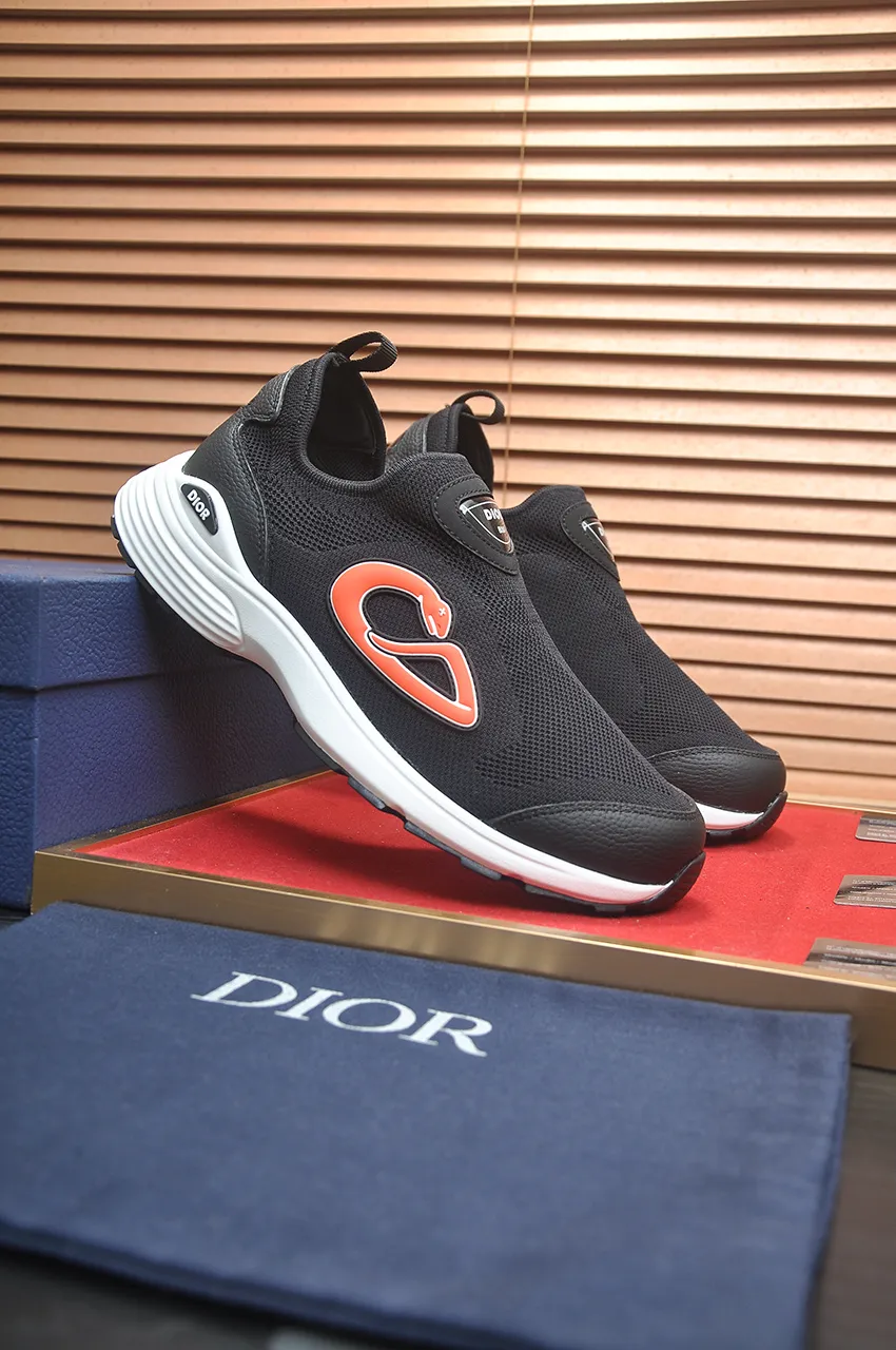 Men's Men's Shoes 💰540💶 𝐂𝐡𝐫𝐢𝐬𝐭𝐢𝐚𝐧 𝐃𝐢𝐨𝐫# Dior breathable fly-knit casual sneakers. The soft and breathable upper complements the lightweight textured effect rubber sole, decorated with various classic details, making it an ideal choice for everyday looks. Can be matched with various casual items to create a refined look Size: 38-46 (45 46 customized)